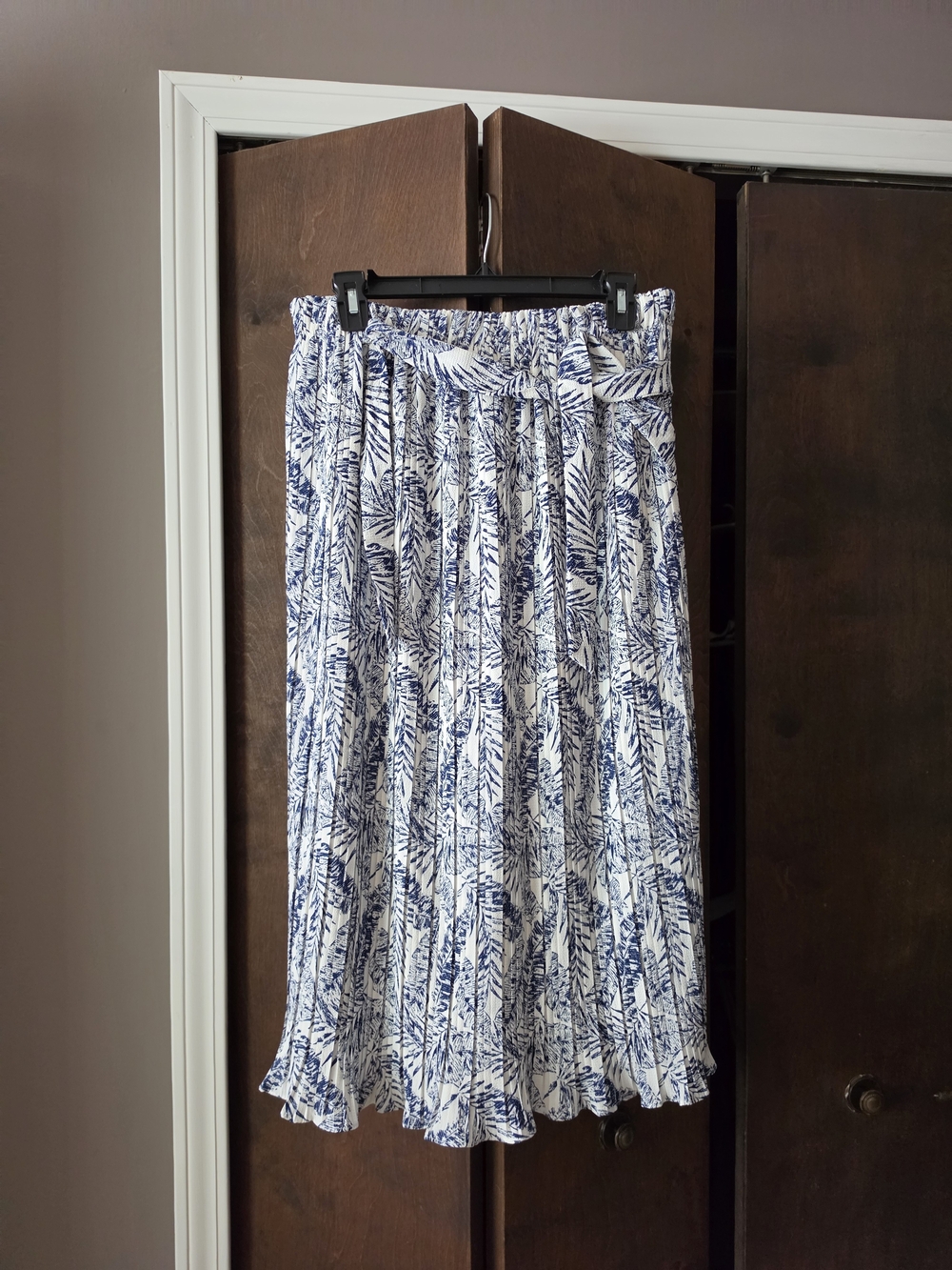 Alice Blue White and Blue Printed Pleated Midi Skirt